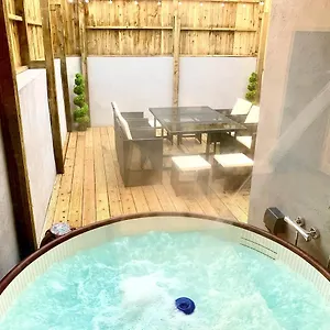 Victory Luxury Hot Tub House Blackpool